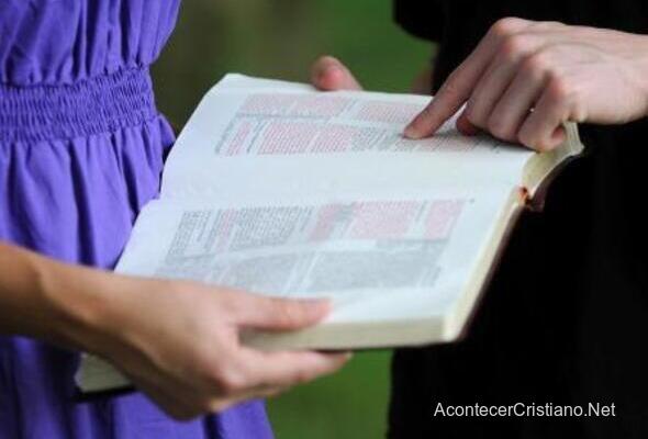 Estudiante enseñando la Biblia en escuela