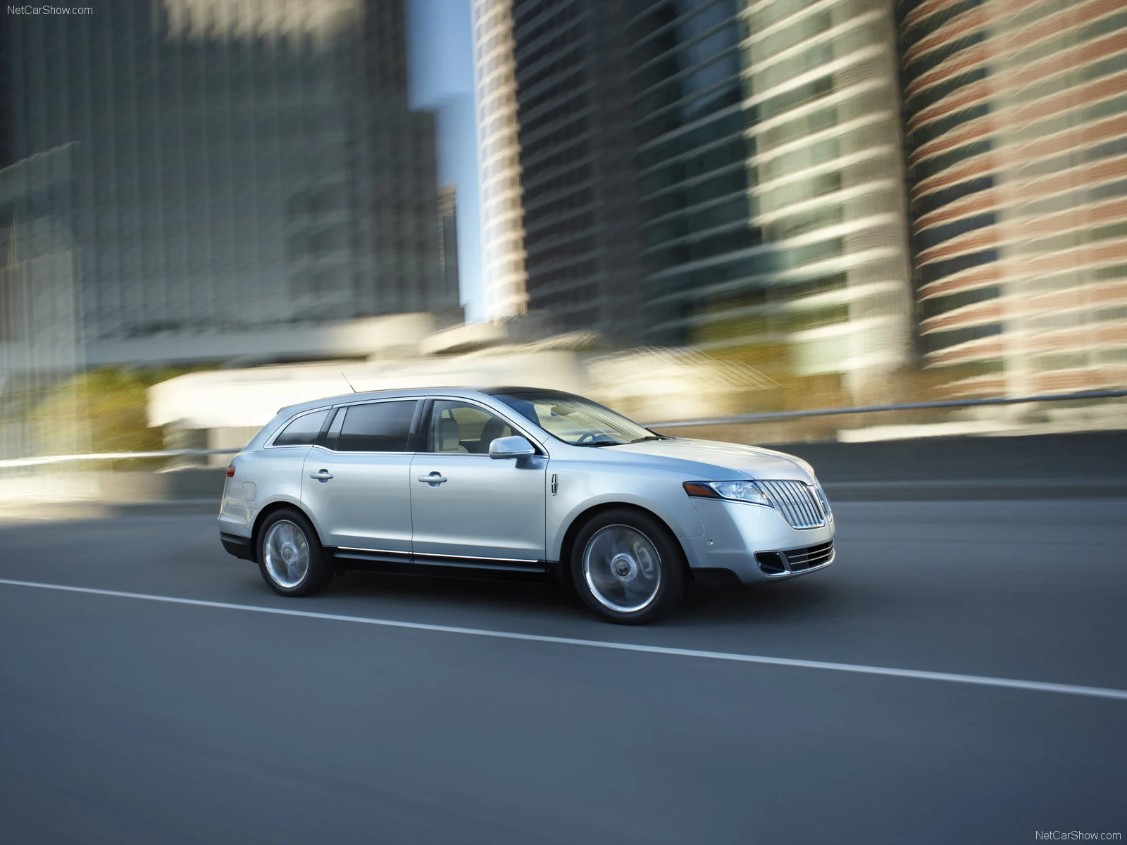 Hình ảnh xe ô tô Lincoln MKT 2010 & nội ngoại thất