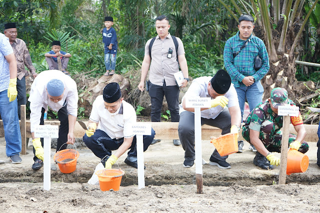 Wabup Asahan Lakukan Peletakan Batu Pertama, Pembangunan Musholla Siti Amin Mulai Dilaksanakan