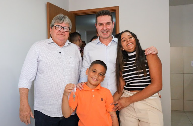 João Azevêdo e ministros Wellington Dias e Jader Filho entregam residencial em Patos e beneficiam mais de 800 famílias