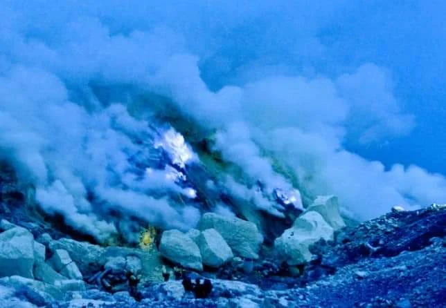 blue-fire-kawah-gunung-ijen-bondowoso-banyuwangi-jawa-timur-indonesia