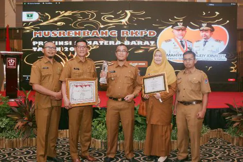 Juara 1 PPD Tahun 2023 Kategori Kota Di Tingkat Provinsi, Gubernur Mahyeldi Ganjar Wako Rida Ananda Dengan Penghargaan