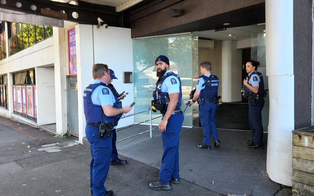 Cảnh sát vũ trang bên ngoài khách sạn Goodview Apartment Hotel trên đường Hobson ở trung tâm Auckland. Ảnh: RNZ / Lucy Xia
