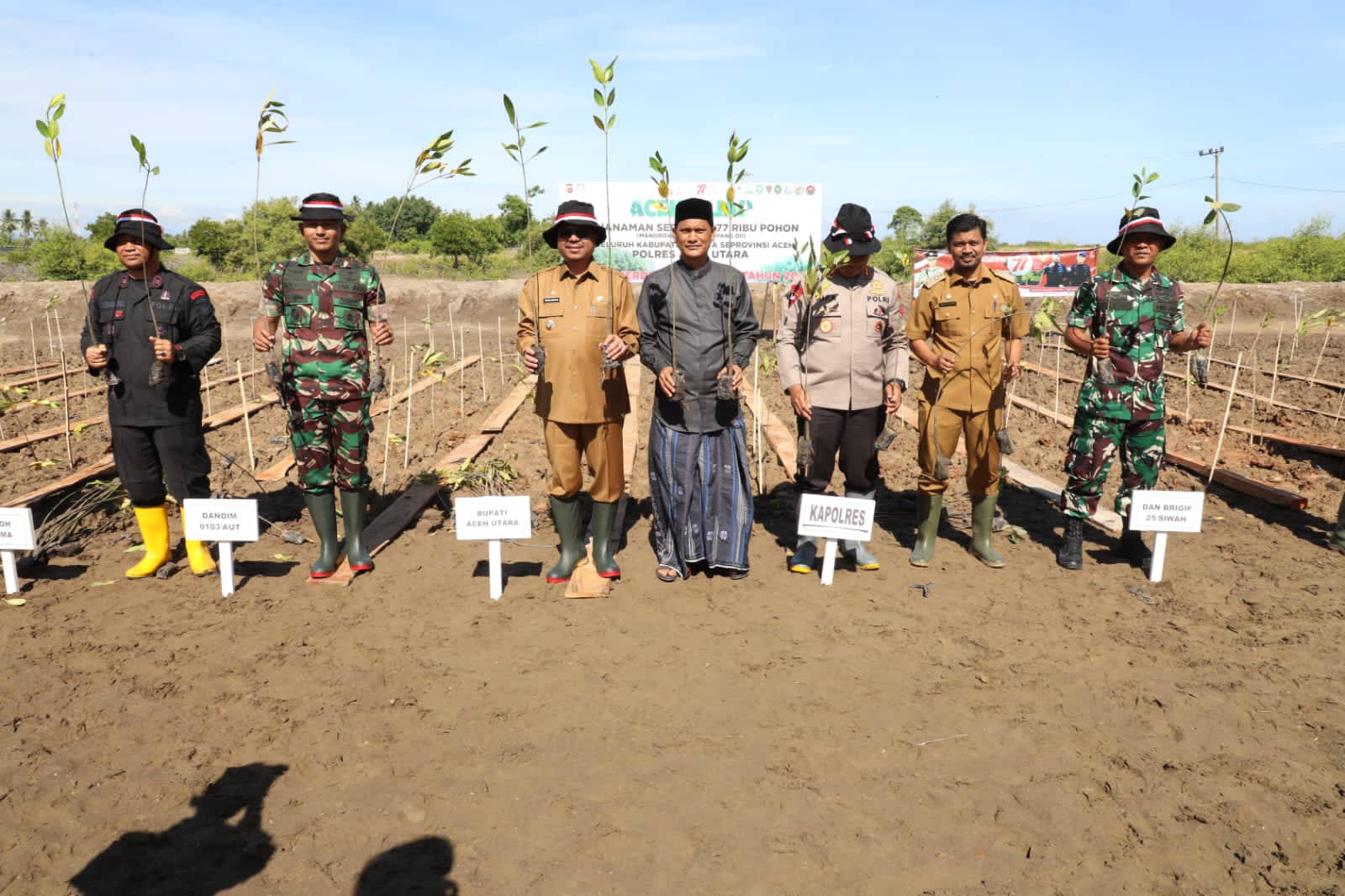 Pj Bupati Azwardi Hadiri dan Apresiasi Penanaman 7.700 Mangrove oleh Polres Aceh Utara