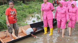Pengurus Bhayangkari Tebo Terobos Banjir Beri Bantuan
