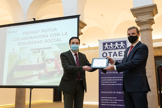 Hace entrega de la Mención: Don Jesús Gumiel Barragán, Presidente de Apamex  Recoge la Mención: Don Miguel Ángel Cordero Cuenda, Director Regional de FREMAP en Extremadura.