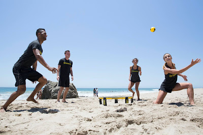 4 personas jugando un partido en la playa