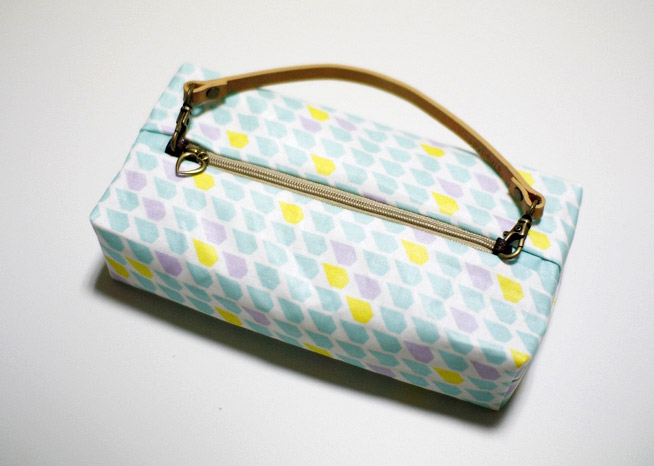 Easy Zippered Box Pouch Tutorial in Pictures.