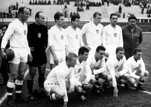 📸SELECCIÓN DE CHECOSLOVAQUIA 📅Temporada 1961-62 👥Popluhár, Schrojf, Lála, Masopust, Pluskal, Novák, Víctor Parra (masajista) 👥Jelínek, Adamec, Kvašňák, Scherer y Štibrányi 📌SELECCIÓN DE CHECOSLOVAQUIA 1 🆚 SELECCIÓN DE ESPAÑA 0 Jueves 31/05/1962, 20: 00 horas (15:00 hora local). VII Copa Mundial de la FIFA Chile 1962, fase de grupos, Grupo 3, jornada 1. Viña del Mar, Chile, estadio Sausalito: 12.700 espectadores. GOLES: ⚽1-0: 80’, Jozef Štibrányi.