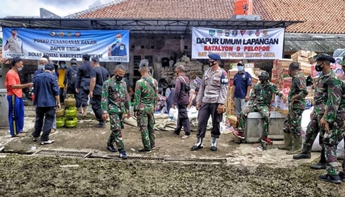 TNI-Polri Salurkan Bansos untuk Ribuan Pengungsi Tanggul Sungai Citarum