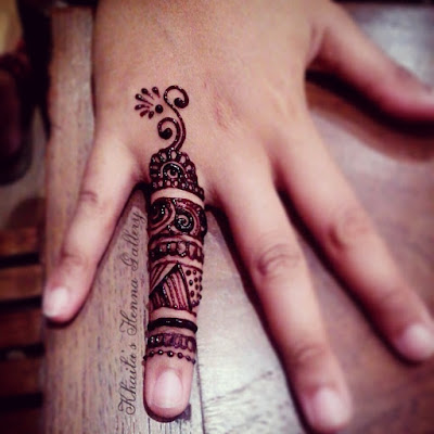 Contoh Gambar Motif Henna di Jari