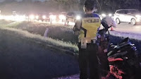 Polisi Subang Shalat di Bahu Jalan Tol, Kehadiran Damai di Tengah Hingar Bingar Mudik Lebaran