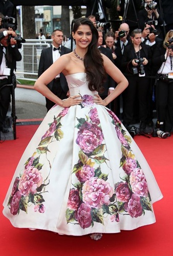 Sonam Kapoor Jeune et Jolie Premieres Cannes