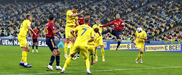 Centro sobre el área de Ucrania. MIentras Rodrigo remata, Rodri, Sergio Ramos y varios jugadores ucranianos buscan la pelota. SELECCIÓN DE UCRANIA 1 SELECCIÓN DE ESPAÑA 0. 13/10/2020. Liga de Naciones de la UEFA, fase de grupos, Liga A, grupo 4, 4ª jornada. Kiev, Ucrania, estadio Olímpico.