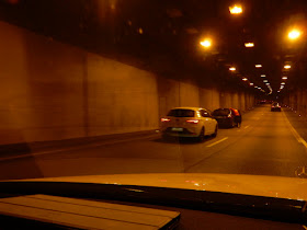 https://www.express.de/duesseldorf/crash-im-rheinalleetunnel-polizist-hat-unfall-auf-dem-weg-zu-einem-unfall-31470294