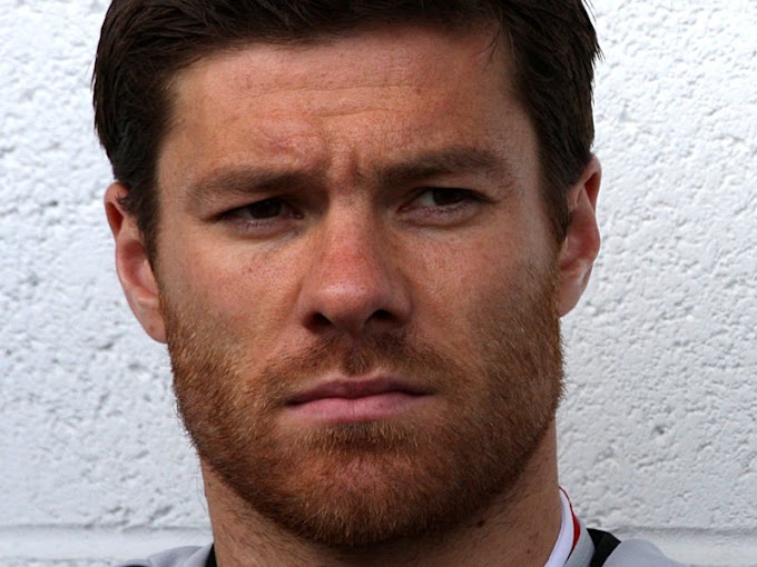 Xabi Alonso le da un patada al Real Madrid