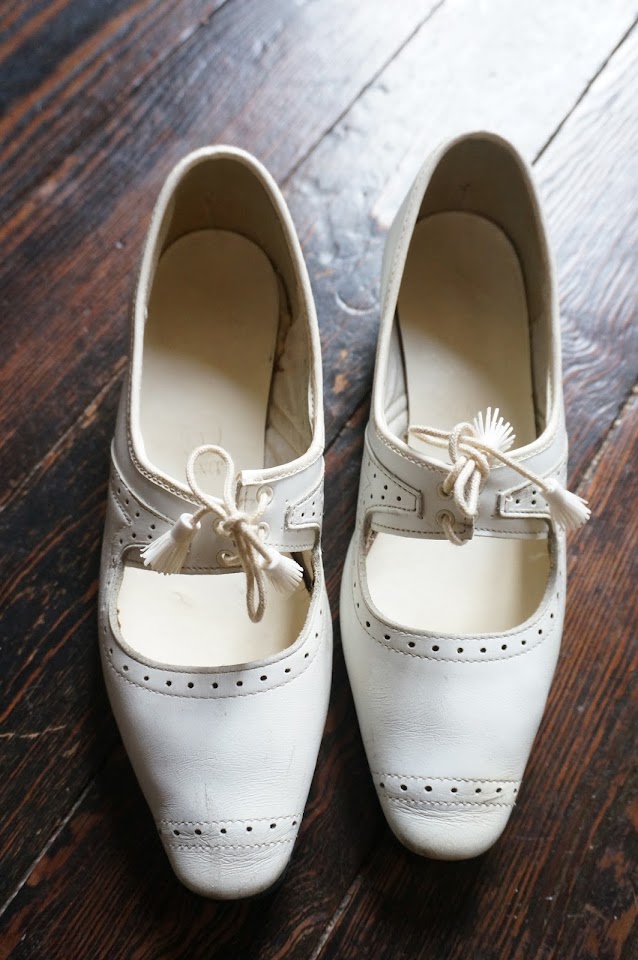 des babies années 60 , planquées dans une valisette de couture en carton  60s white mary jane shoes 1960s white plastic tassel pompon brogues