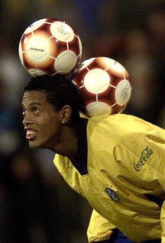 ronaldinho cristiano ronaldo ronaldinho cristiano ronaldo freestyle