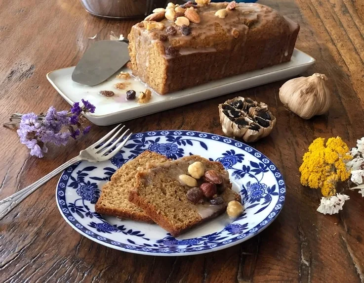 Bizcocho de ajo negro y mascarpone con frutos secos