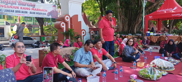 Bupati Nganjuk, Marhaen Djumadi, saat berdialog sembari ngopi bareng dengan puluhan PKL di kawasan Alun-alun Nganjuk, Sabtu 26 Agustus 2023