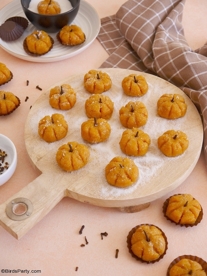 Pumpkin Spice Brazilian Brigadeiro Truffles - easy, delicious treats with all the flavors of pumpkin pie - perfect for Halloween or Thanksgiving! by BirdsParty.com @BirdsParty #pumpkin #pmpkinspice #pumpkinpie #pumpkintruffles #pumpkinrecipes #pumpkindessert #truffles #halloweenrecipes #thaksgivingrecipes #halloweendessert #brigadeiro #brazilian