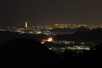 夜間照明が復活した姫路港、関西電力姫路第一発電所の煙突　click to enlarge