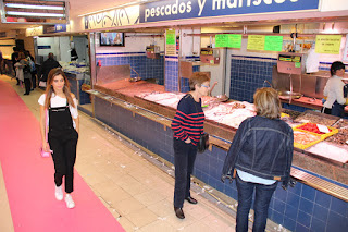 Una veintena de modelos desfila moda barakaldesa en la plaza del mercado