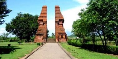 Candi Wringin  Lawang  Gerbang Istana Kerajaan Majapahit 