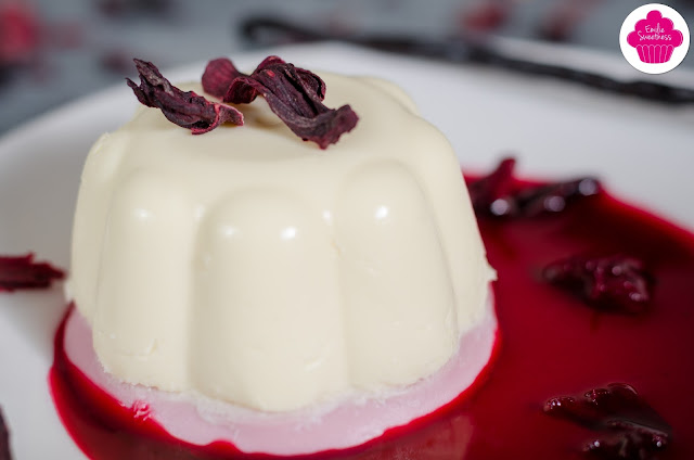 Panna cotta à l'hibiscus et à la vanille accompagnée de coulis à l'hibiscus - Foodista #16