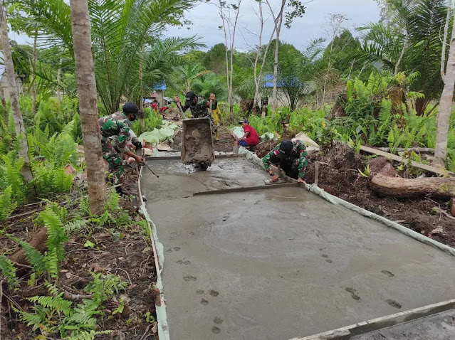 4 Personel TNI Gotong Royong Bersama Warga di Desa Sungai Bening
