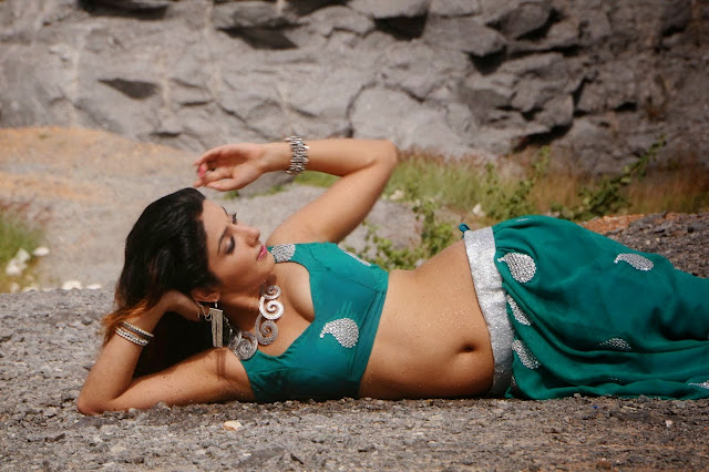 Sonia Mann's Stunning Armpits and Navel Pics in Traditional Attire