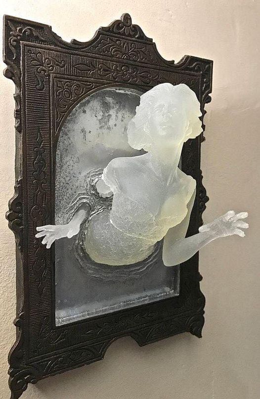 Michael Locascio   -   Скульптура викторианского призрака, выходящего из антикварного зеркала