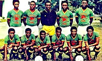 SELECCIÓN DE ZAIRE. Temporada 1973--74. Lobilo Boba, Kibonge Mafu, Kazadi Mwamba, Mwape Mialo, Mwepu Ilunga. Mayanga Maku, Kidumu Mantantu, Bwanga Tshimen, Mwanza Mukombo, Kilasu Massamba, Kakoko Etepé. Foto en un entrenamiento. SELECCIÓN DE ZAIRE 0 🆚 SELECCIÓN DE ESCOCIA 2 Viernes 14/06/1974, 19:30 horas. Copa Mundial de la FIFA Alemania 1974, fase de grupos, Grupo 2, jornada 1. Dortmund, Alemania Occidental, Westfalenstadion: 25.000 espectadores. GOLES: ⚽0-1: 26’, Peter Lorimer. ⚽0-2: 34’, Joe Jordan.