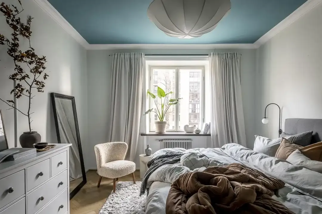 chambre au plafond bleu