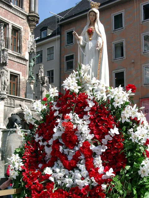 Virgin Mary with flowers, Marienplatz, Munich