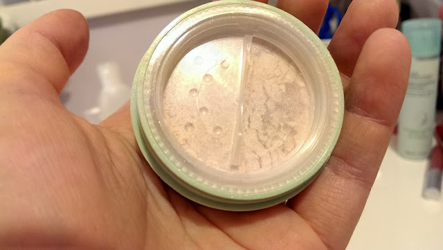 Picture of the Bourjois java rice illuminating powder, very pretty!