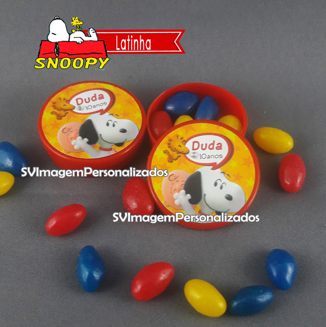 o preço mais barato para  Latinha personalizada  é uma delícia de Lembrancinha, ideal para colocar balinhas , no tema Snoopy – O Filme, e sua turma Charlie Brown , festa para meninos e meninas, nas cores vermelho e azul, será um sucesso na decoração de sua festa. 