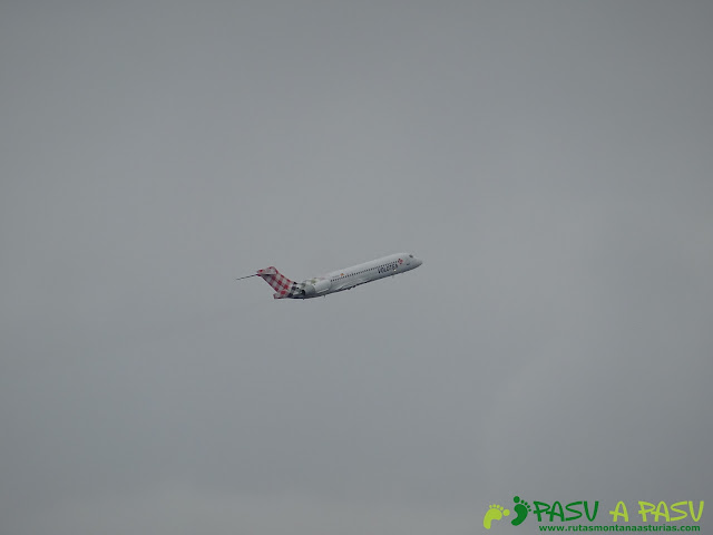 Avión despegando del Aeropuerto de Asturias desde Bayas