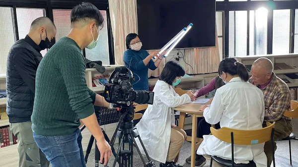 ▲台灣全民健保系列紀錄片拍攝，現場由台中榮總預立醫療諮商團隊及中彰榮譽國民之家工作人員共同協助，邀請已簽署預立醫療決定的長輩接受採訪，使民眾能更深入的了解預立醫療。（記者林明佑翻攝）