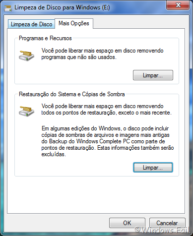 Clique na guia Mais Opções e clique em Limpar, no menu Restauração do Sistema e Cópias de sombra (segundo botão). Todos os pontos de restauração, exceto o mais recente, serão excluídos