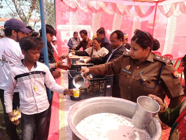 शिव भक्त कावड़ियों को DM व SP ने  जलपान कराया 