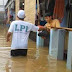 Relawan FPI Membagikan Sembako Kepada korban Banjir.