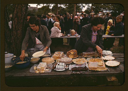 Image: Cutting the pies and cakes at the barbeque dinner, Pie Town, New Mexico Fair (LOC), Public Domain, Photographer: The Library of Congress
