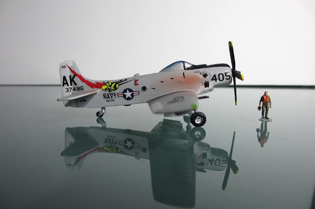 1/144 Douglas AD Skyraider diecast metal aircraft miniature