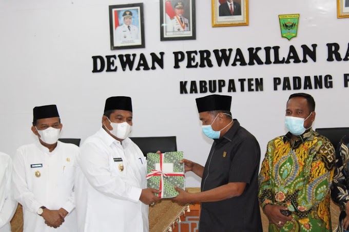 Bupati Suhatri Bur serahkan rancangan awal RPJMD di sidang Paripurna DPRD Padang Pariaman