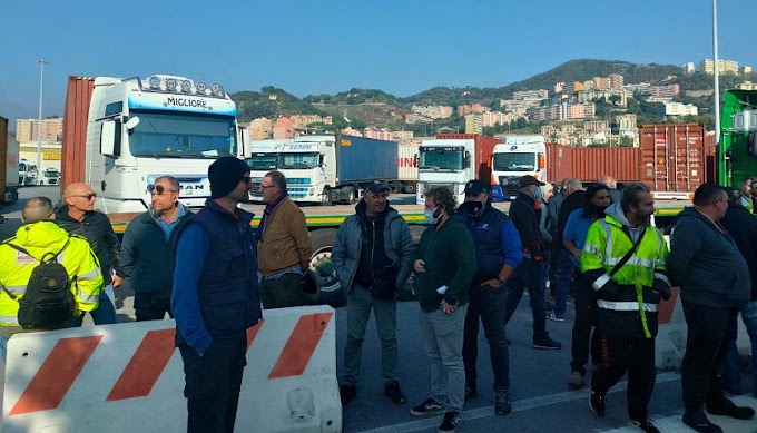 Genova, 'no pass' bloccano la rampa della sopraelevata