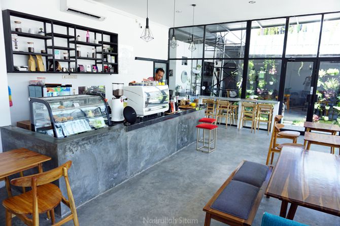 Suasana di dalam kedai Kene Coffee Jogja kala pagi