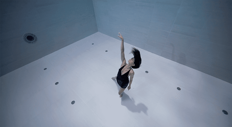 Artist Performs Jaw-Dropping Underwater Choreography Holding Her Breath For 6 Whole Minutes In The World's Deepest Pool