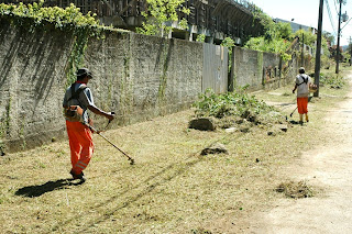 Prefeitura trabalha na capina e limpeza da R. Sebastião Lacerda, no Alto