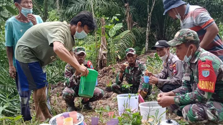 Senang, Warga Ini Sediakan Makanan dan Minum Untuk Satgas TMMD Regtas Ke 111 Kodim 1202/Skw.